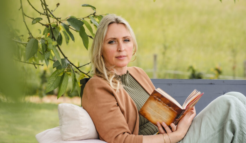 Frau im Garten mit Buch